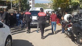 Korkunç olay! 3 çocuk annesi kadın kendini demir korkuluklara astı