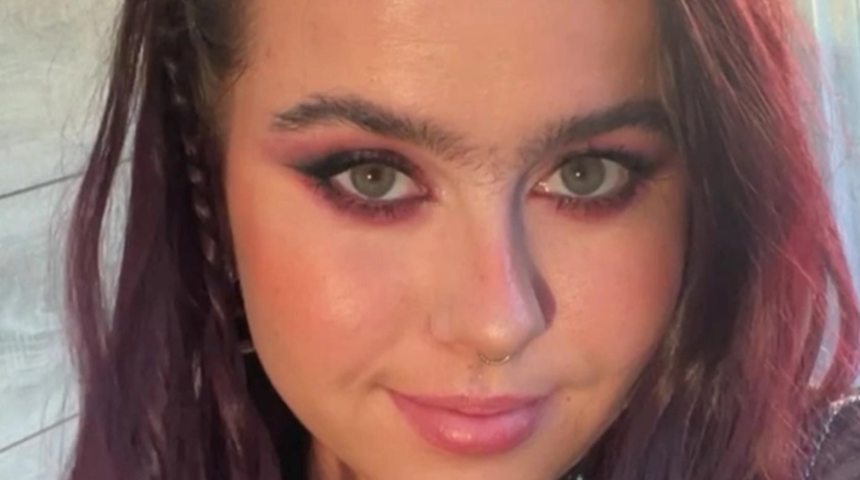 Cesaretiyle toplumsal güzellik kalıplarını alt üst etti! Yıllardır kaşlarını almayı reddediyor