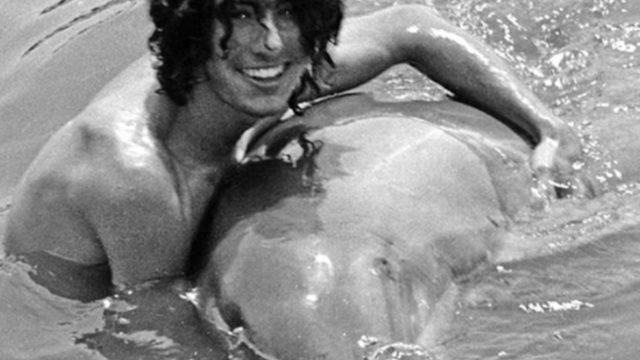 Bir su parkında tanıştığı yunus balığıyla ilişki yaşadığını söyleyen Malcolm Brenner, hikâyesi herkesi şaşırttı