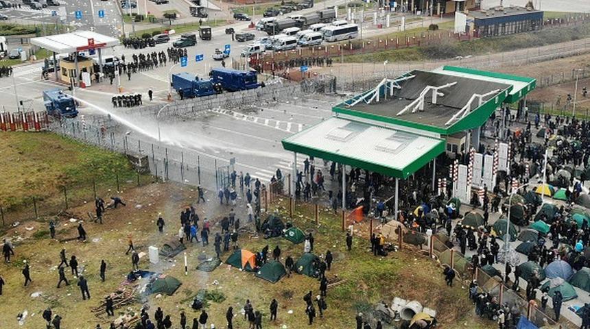 Polonya, Belarus sınırındaki g&ouml;&ccedil;menlere g&ouml;z yaşartıcı gaz ve tazyikli suyla m&uuml;dahale etti