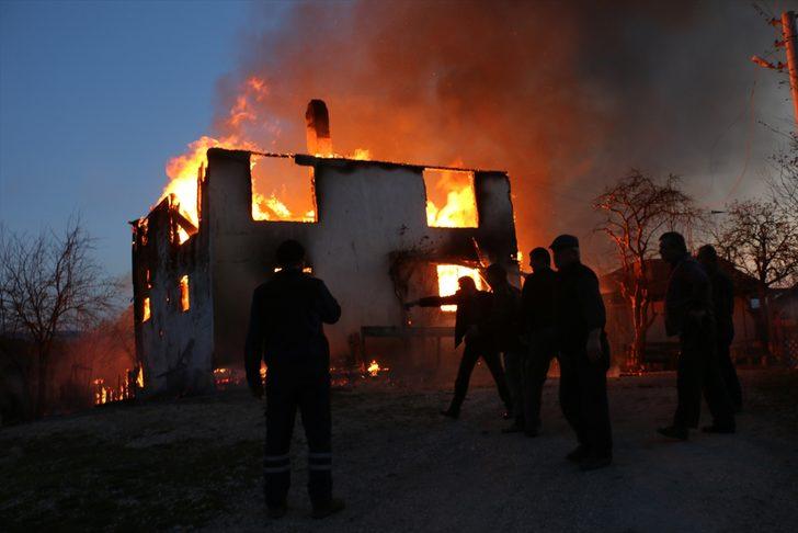 GÜNCELLEME - Bolu'da ahşap evde başlayan yangın söndürüldü G1