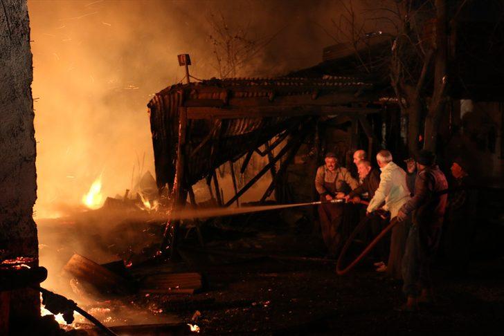 GÜNCELLEME - Bolu'da ahşap evde başlayan yangın söndürüldü G3