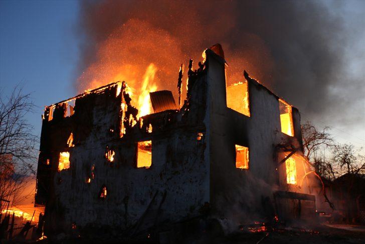 GÜNCELLEME - Bolu'da ahşap evde başlayan yangın söndürüldü G4