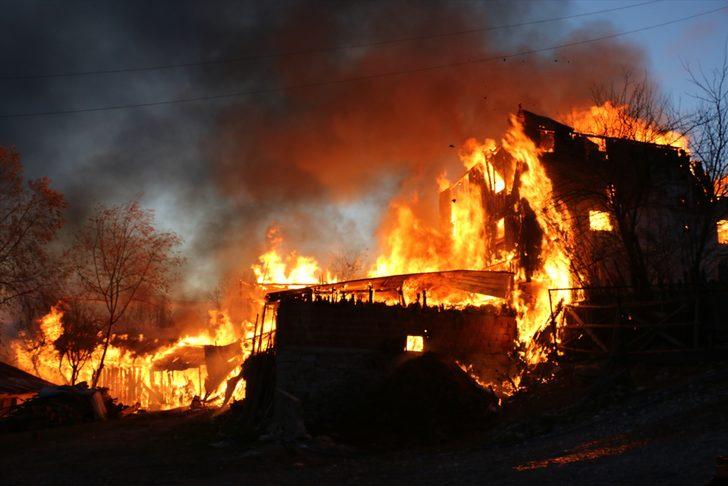 GÜNCELLEME - Bolu'da ahşap evde başlayan yangın söndürüldü G5
