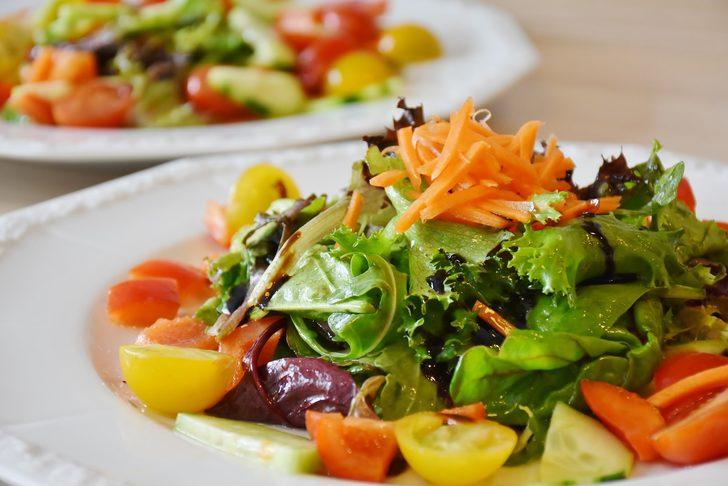 Bir dokunuşla salatalarınızı muhteşem bir ana yemeğe dönüştürebilecek enfes sos tarifleri