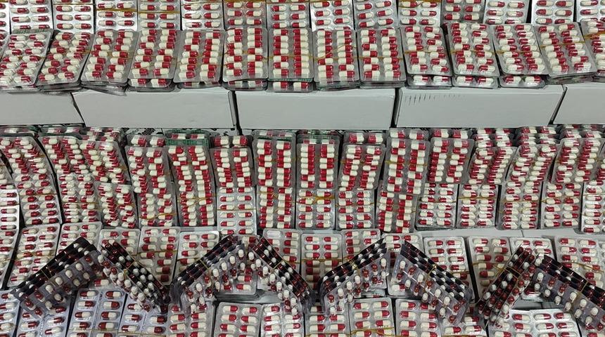 Uyuşturucu ticareti yapan şüphelilerin aracından 7 bin adet hap çıktı