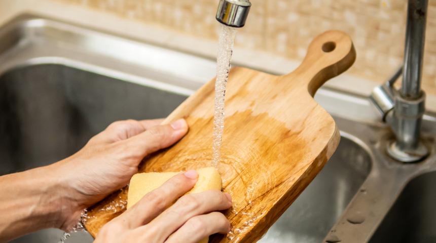 Mutfaktaki tehlikeye dikkat! Doğru yöntemlerle temizlenmediğinde hastalık riskine sebep oluyor