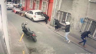 Kasımpaşa’da silahlı çatışma kamerada! Siper alıp birbirlerine kurşun yağdırdılar