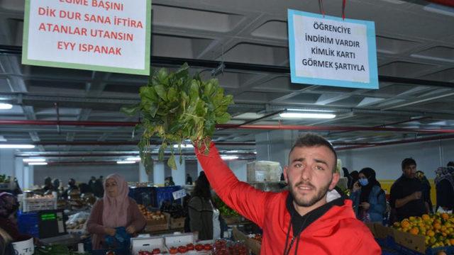 Ispanak satışları düşen esnaf çareyi afiş asmakta buldu: Eğme başını dik tut