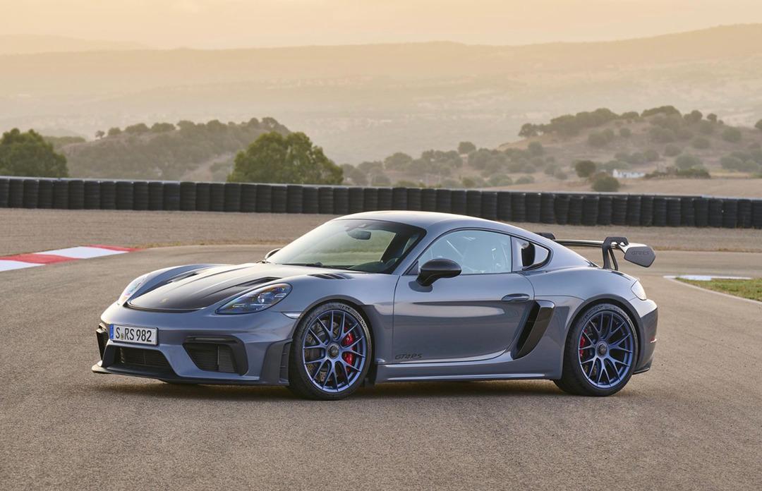 Porsche 718 serisinin yeni amirali: Porsche 718 Cayman GT4 RS'in &ouml;rt&uuml;s&uuml; kaldırıldı!