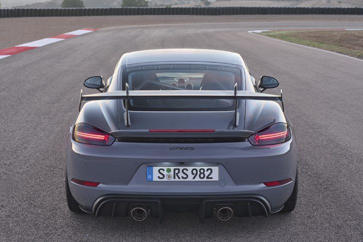 Porsche 718 serisinin yeni amirali: Porsche 718 Cayman GT4 RS'in örtüsü kaldırıldı! G2