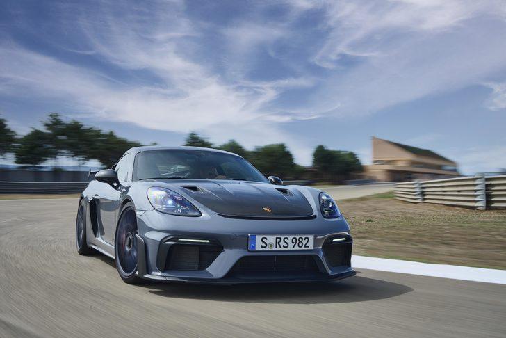 Porsche 718 serisinin yeni amirali: Porsche 718 Cayman GT4 RS'in örtüsü kaldırıldı! G1