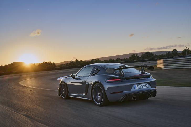 Porsche 718 serisinin yeni amirali: Porsche 718 Cayman GT4 RS'in örtüsü kaldırıldı! G4