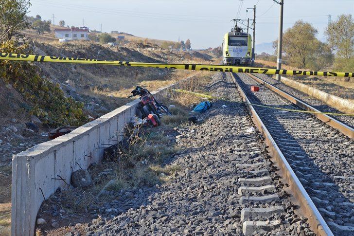 Adıyaman'da yük treninin çarptığı motosikletteki 1 kişi öldü, 1 kişi yaralandı G3