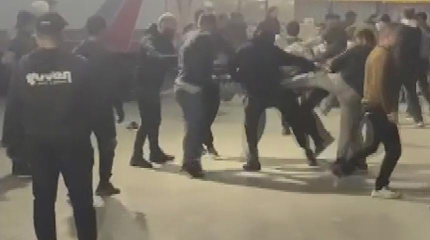 Onlarca kişi aynı anda saldırdı! Birbirlerini acımasızca böyle dövdüler