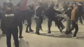 Onlarca kişi aynı anda saldırdı! Birbirlerini acımasızca böyle dövdüler