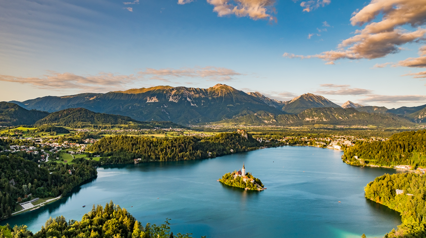 Dünyanın en ilginç adasına akın ediyorlar! Mavi ve yeşil her tonuna ev sahipliği yapan masalsı bir ada: Bled Adası