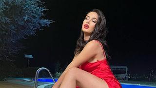 Ece Ronay’dan dekolteli hamilelik pozunu eleştiren takipçisine bomba yanıt! “Bu mübarek ayda...”