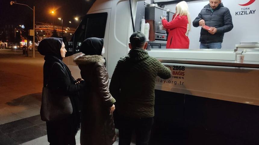 Kızılay, D&uuml;zce'deki depremin ardından evlerine girmekte teredd&uuml;t eden vatandaşlara kumanya dağıttı