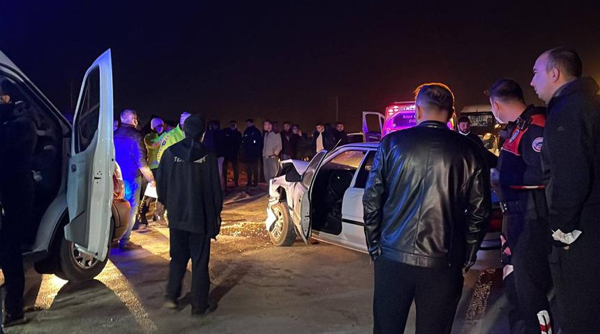 Sivil polis aracı ile sürücüsü alkollü otomobil çarpıştı: 2'si polis 3 yaralı