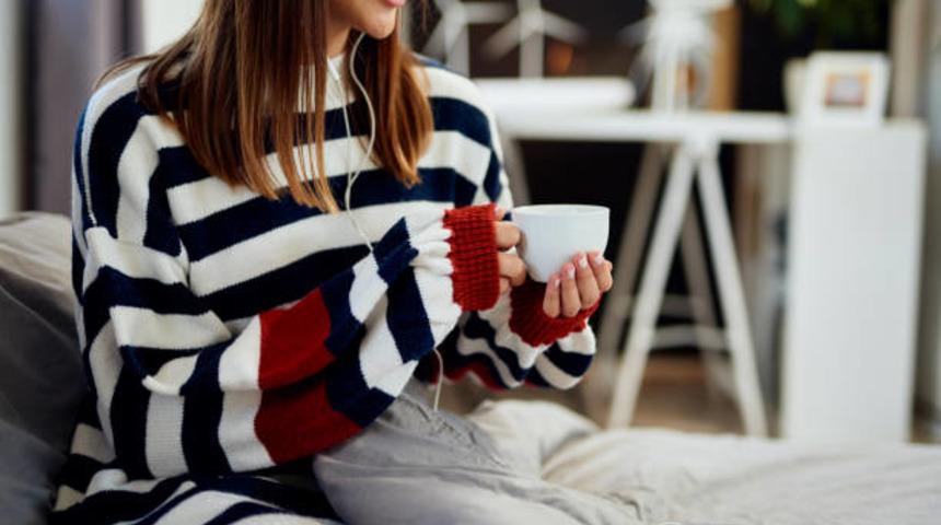 Modayı kenardan izlemeyin! &Ccedil;ok moda olan &ccedil;izgili kazaklar ve sweatshirtler nasıl kombinlenir?