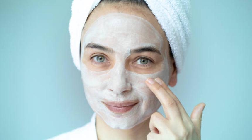 Daha gen&ccedil; g&ouml;r&uuml;nmek i&ccedil;in ameliyata gerek yok! İşte botoks etkisi yaratan egzersiz ve bakım taktikleri