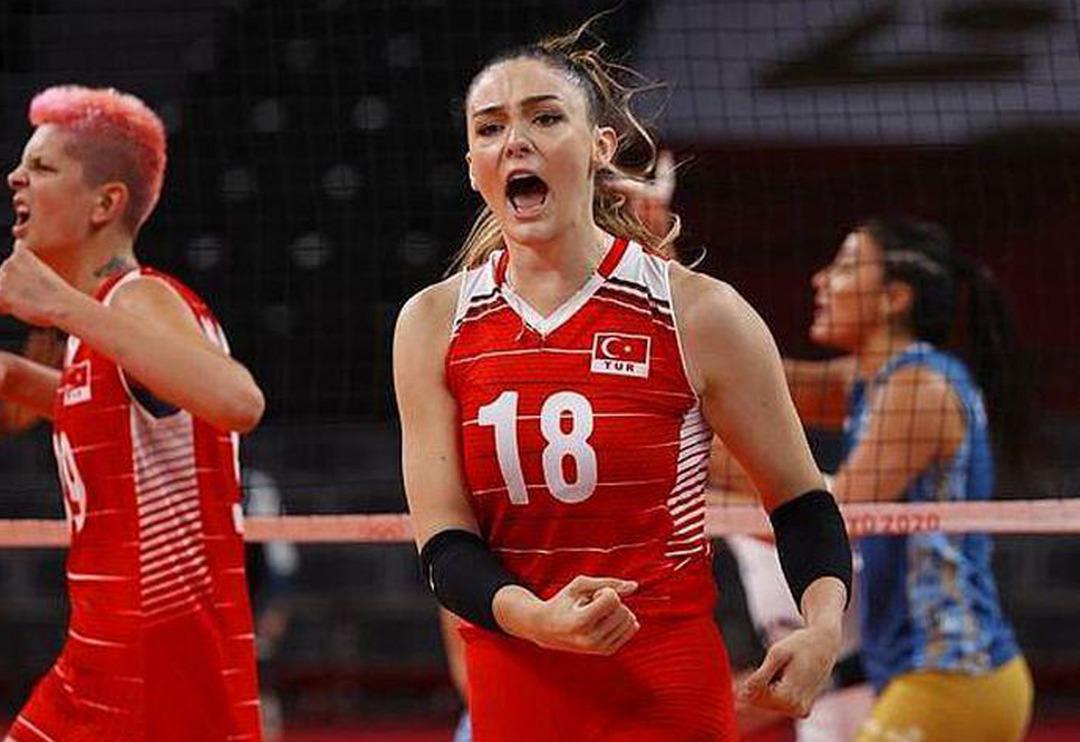 Milli voleybolcu Zehra G&uuml;neş'in deri kombini dikkat &ccedil;ekti