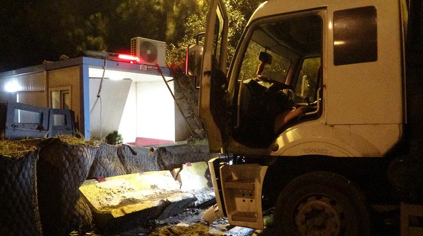 Kamyon polis uygulama noktasına daldı! 