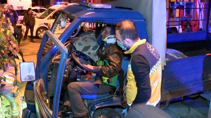 Kamyonetiyle duvara çapıp sıkışan sürücü, kurtarılınca dua etti