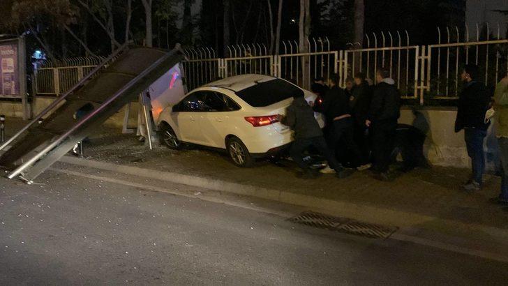 Ataşehir'de dehşet! Kontrolden çıkan araç otobüs durağına daldı: 1 ölü, 2 yaralı G3