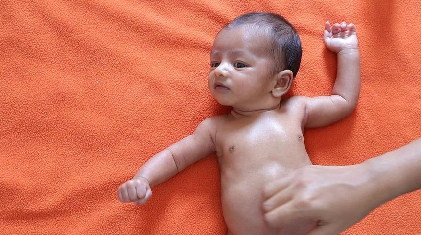 G&uuml;ney Asya'da bebeklerin hayatını kurtaran y&uuml;zlerce yıllık gelenek: Faydalı yağlarla yapılan bebek masajı