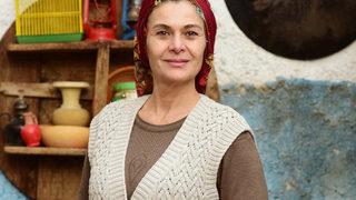 Hatice Aslan bikinili pozdan sonra derin yırtmaçlı elbisesiyle nefes kesti