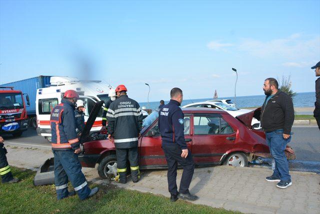 Ordu'da tırın çarptığı otomobildeki iki kişi yaralandı