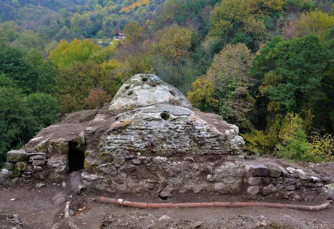 Kocaeli'de toprak altında bulunan hamamın 19. y&uuml;zyıldan kaldığı ortaya &ccedil;ıktı