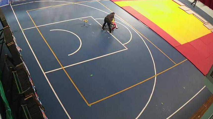 Deprem anında engelli sporcusunu korumak için üzerine kapandı