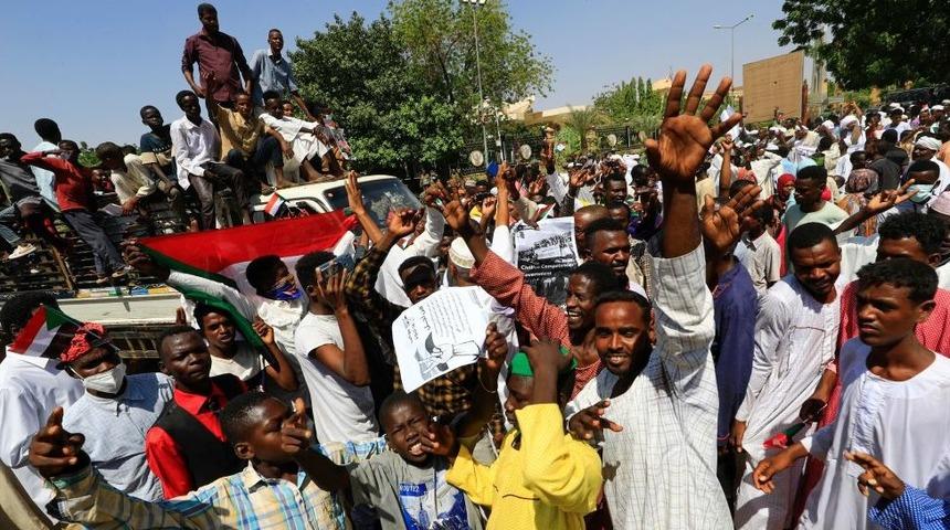 Sudan'da d&uuml;nk&uuml; darbe karşıtı g&ouml;sterilerde en az 15 kişi hayatını kaybetti