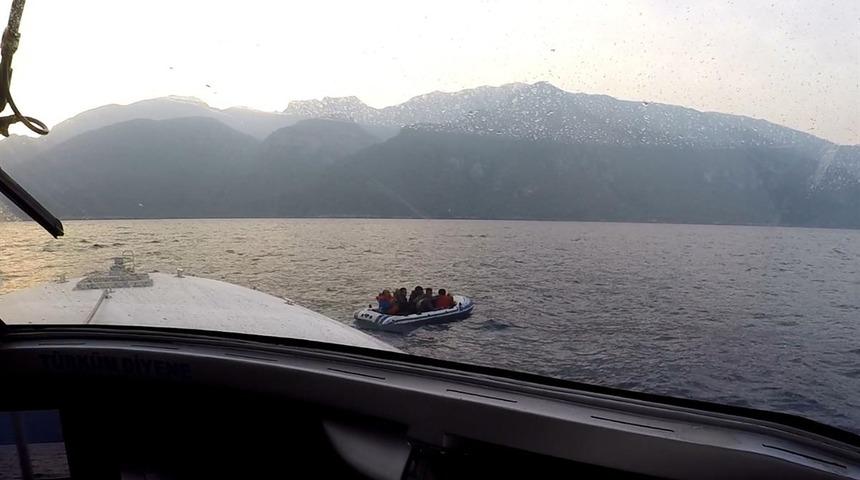 Muğla'da açıklarında lastik bottaki 6 düzensiz göçmen kurtarıldı