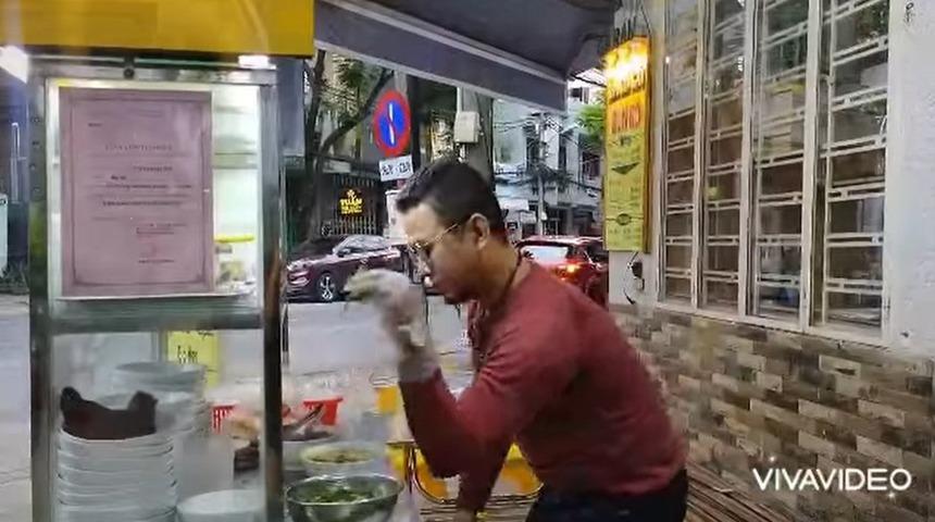 Vietnam'da Nusret Gökçe'yi taklit eden noodle satıcısı polis merkezine çağrıldı