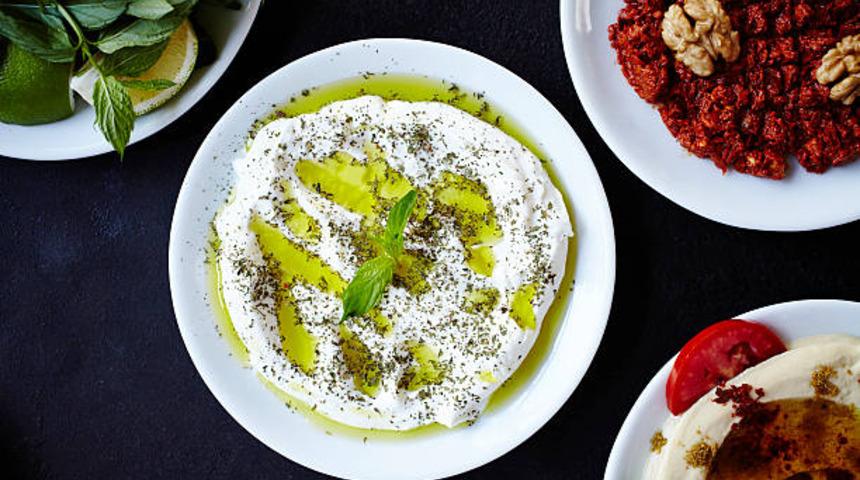 Masada yer açın! Ana yemeği gölgede bırakacak birbirinden lezzetli 4 farklı yoğurtlu meze tarifi