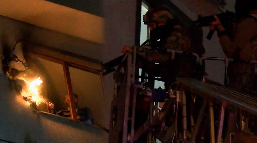 İstanbul'da hareketli dakikalar! Evini yakmak isteyen adama özel harekât müdahale etti