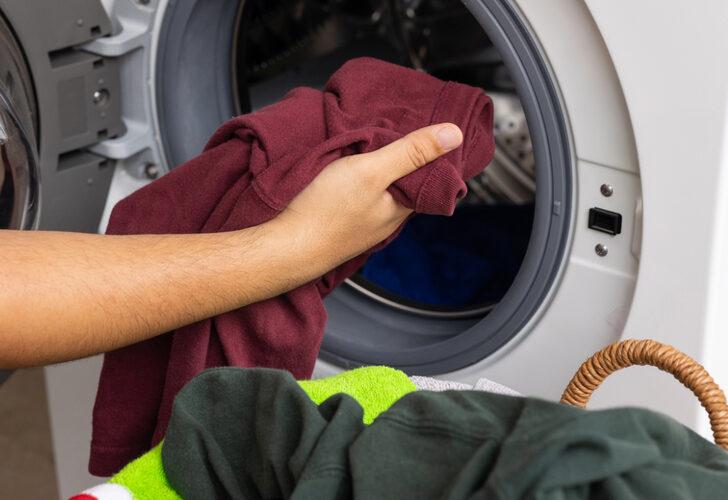 Çamaşır yıkamak kabus olmaktan çıksın! Kıyafetlerin renklerinin solmasını nasıl önleyebilirsiniz?