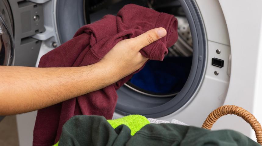 Çamaşır yıkamak kabus olmaktan çıksın! Kıyafetlerin renklerinin solmasını nasıl önleyebilirsiniz?