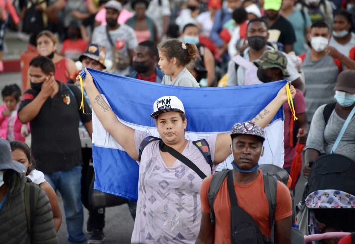 Binlerce göçmen ABD'ye gitmek için yürüyüşe başladı