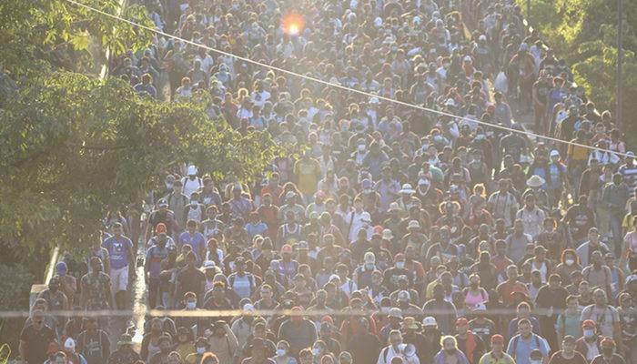 Binlerce göçmen ABD'ye gitmek için yürüyüşe başladı