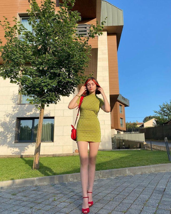 Aleyna Tilki'nin şarkıcı kardeşi Ayça Tilki, Instagram paylaşımlarıyla gündemde! G2