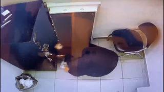 Çalıştığı döviz bürosunu soydu! Hırsızlık anları saniye saniye kamerada