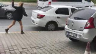 Şoke eden anlar! Tartıştığı eşinin otomobilini taşla parçaladı