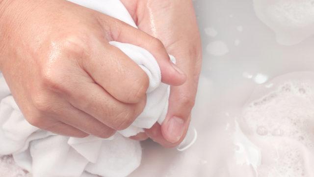 Yeniden bembeyaz! Zamanla sararan beyaz giysilerinizi ilk günkü ışıltısına kavuşturmak için tüyolar