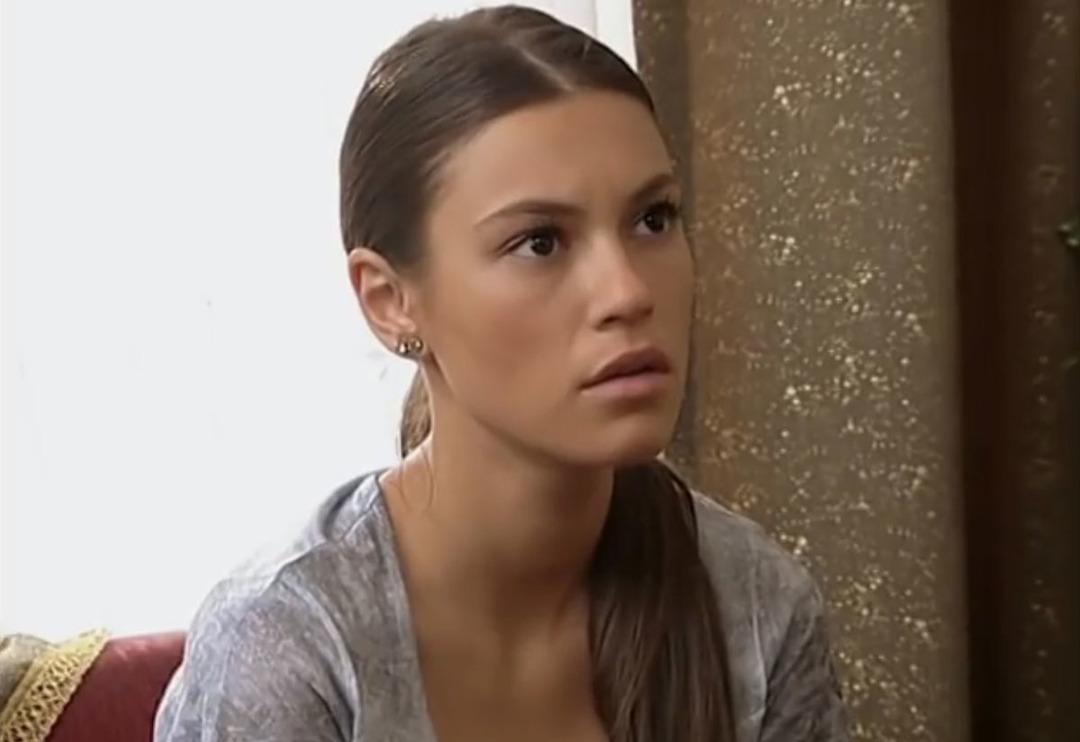 Camdaki Kız'la ekranan d&ouml;nen Y&uuml;sra Geyik'in ablası da sekt&ouml;rden &ccedil;ıktı! İkiz gibiler