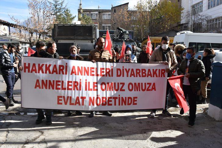 Hakkari'de çocukları dağa kaçırılan aileler HDP önünde eylem yaptı